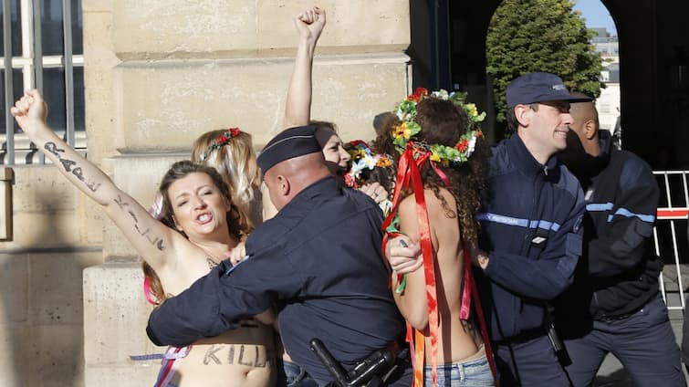 France Abortion Law Women go topless in support of abortion law in Paris topless viral news Viral News: फ्रान्समध्ये का सुरू आहे महिलांचे टॉपलेस आंदोलन? व्हायरल व्हिडीओची जगभर चर्चा 