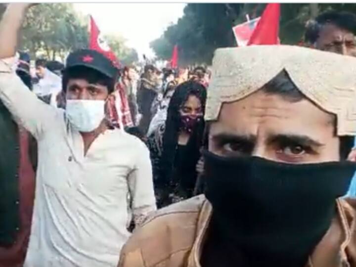पाकिस्तान के सिंध प्रांत से उठती सिंधुदेश की मांग ने पीएम शहबाज शरीफ की सरकार के लिए मुश्किलें बढ़ा डाली हैं. इस प्रांत के लोग सड़कों पर उतर कर पाकिस्तान मुर्दाबाद के नारे लगा रहे हैं. (फोटो स्कीन ग्रैब )