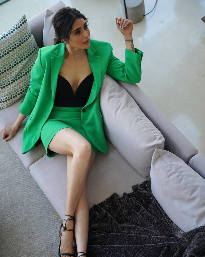 अभिनेत्री करिश्मा तन्ना तिच्या सततच्या फोटोशूटमुळे काही दिवसांपासून चर्चेत आहे.  (फोटो सौजन्य :karishmaktanna/इंस्टाग्राम)