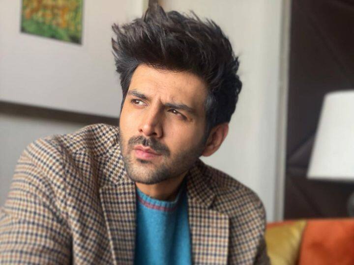 Shehzada: 'लाठियों की मार से बचकर भागा,' जब शाहरुख खान और सलमान खान के घर देखने पहुंचे कार्तिक आर्यन Kartik Aaryan reveals about his first visit at outside salman khan home and shah rukh khan mannat house Shehzada: 'लाठियों की मार से बचकर भागा,' जब शाहरुख खान और सलमान खान के घर देखने पहुंचे कार्तिक आर्यन