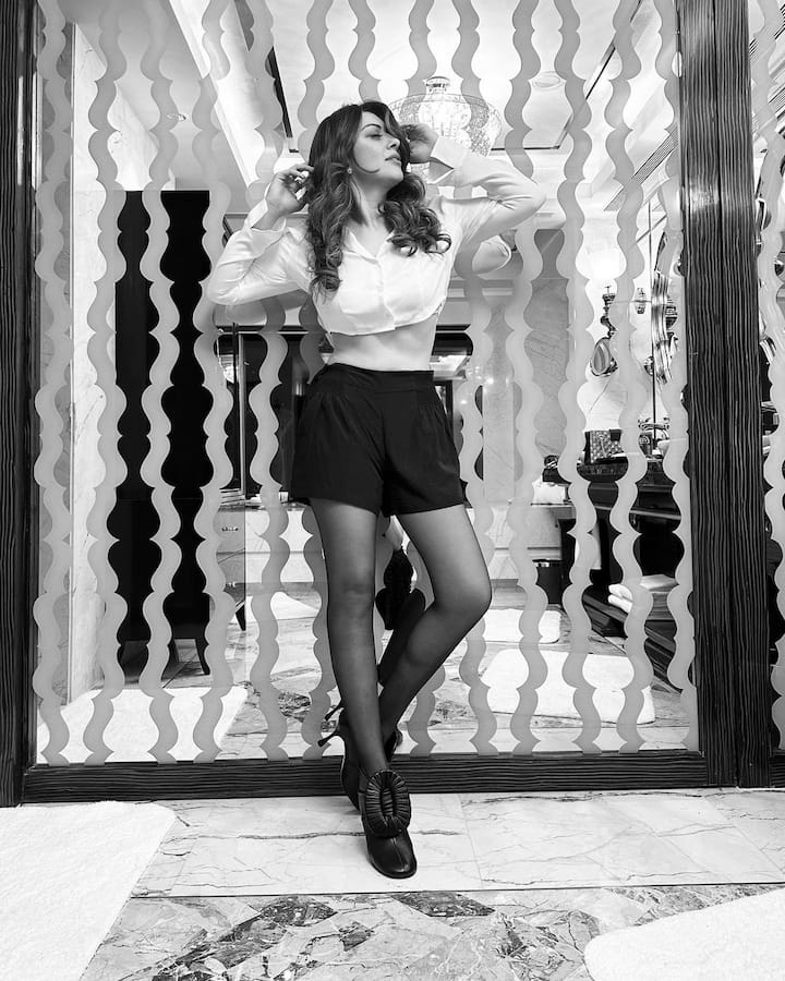 इन तस्वीरों में हंसिका मोटवानी ब्लैक कलर की मिनी स्कर्ट के साथ व्हाइट कलर के क्रॉप टॉप में नजर आ रही हैं.