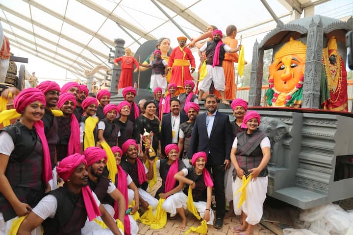 समोरील डाव्या व उजव्या भागास पांरपारिक लोककलेचे वाद्य वाजविणारे आराधी , गोंधळी यांची मध्यम आकाराची प्रतिमा आहे. त्यांच्यामागे फिरते मंदिर राहील. यात साडेतीन शक्तिपीठांमधील देवींची प्रतिमा आहेत. यामागे पोतराज आणि हलगी वाजविणारे देवीचे भक्तांची दोन मोठी प्रतिकृती दिसणार. त्यांच्या समोरील भागास लोककलाकार आराधी, भोपी, पोतराज लोककला सादर करणार आहेत.