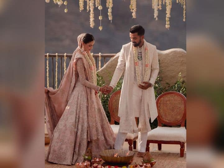 Athiya Shetty-KL Rahul Wedding: केएल राहुल की दुल्हनियां एक्ट्रेस अथिया शेट्टी बन चुकी हैं. शादी के बाद कपल की तस्वीरें सामने आई हैं. अपनी शादी में आथिया ने खूबसूरत लहंगा पहना हुआ हैं.