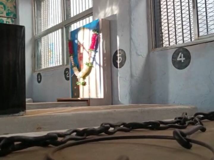 जबलपुर के सेंट्रल जेल का आजादी की लड़ाई में एक महत्वपूर्ण स्थान है. यहां आजादी की लड़ाई के दौरान तमाम स्वाधीनता संग्राम सेनानियों के साथ-साथ नेताजी सुभाषचंद्र बोस को भी अंग्रेजों ने अपनी कैद में रखा था.साल 1933 और 1934 के दौरान दो बार नेताजी जबलपुर जेल में कैद रहे. देश आज नेता जी की 125वीं जयंती मना रहा है. आइए देखते हैं जयपुर सेंट्रल जेल में नेता जी की याद में बने संग्रहालय की तस्वीरें. सभी तस्वीरें अजय त्रिपाठी की हैं.