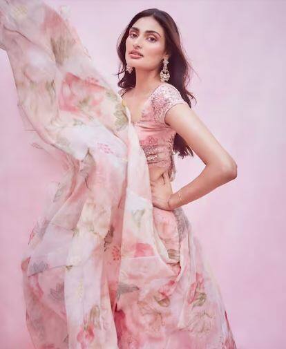 ਆਪਣੇ ਲੰਬੇ ਸਮੇਂ ਦੇ ਬੁਆਏਫ੍ਰੈਂਡ ਕੇਐਲ ਰਾਹੁਲ ਨਾਲ ਵਿਆਹ ਦੇ ਬੰਧਨ ਵਿੱਚ ਬੱਝਣ ਵਾਲੀ ਆਥੀਆ ਸ਼ੈੱਟੀ ਦਾ ਟ੍ਰੇਡਿਸ਼ਨਲ ਅੰਦਾਜ਼ ਇਨ੍ਹੀਂ ਦਿਨੀਂ ਸੁਰਖੀਆਂ ਵਿੱਚ ਹੈ।