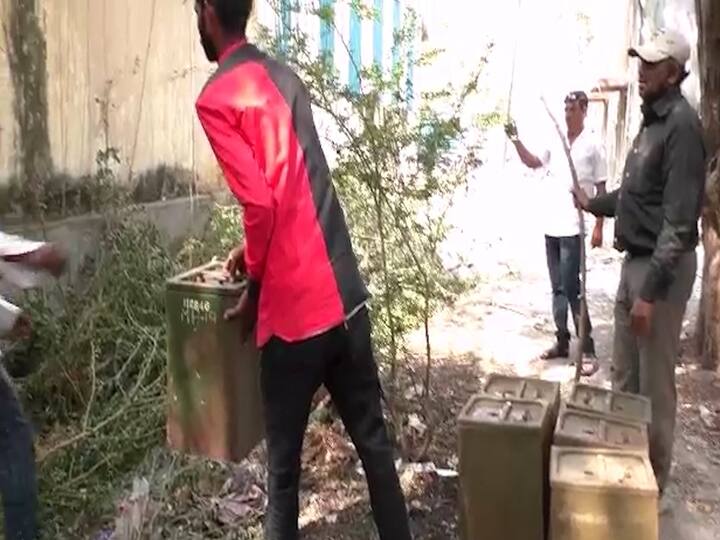 यावेळी तहसील कर्मचारी व खाजगी इसमांकडून मतपेट्या बाहेर काढताना दिसून आले.