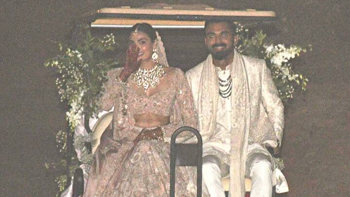 সাংবাদিকরা সবাই শুভেচ্ছা জানান নবদম্পতিকে। তাঁরাও হাসিমুখে পোজ দেন। এর আগেই সাংবাদিকদের মিষ্টিমুখ করিয়েছেন সুনীল শেট্টি ও অহন শেট্টি