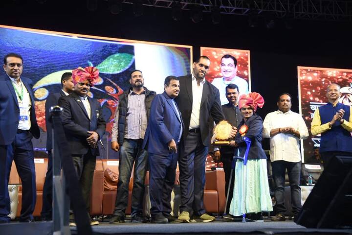 क्रीडा महोत्सवातील विविध स्पर्धेतील विजेत्यांना यावेळी द ग्रेट खली यांच्या हस्ते सन्मानित करण्यात आले.