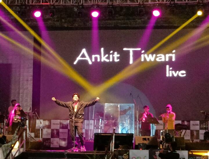 क्रीडा महोत्सवाच्या समारोपीय कार्यक्रमात अंकित तिवारीच्या लाईव्ह कॉन्सर्टचे आयोजन करण्यात आले होते. यावेळी हजारोंच्या संख्येत तरुणाई यशवंत स्टेडियमवर दाखल झाली होती.