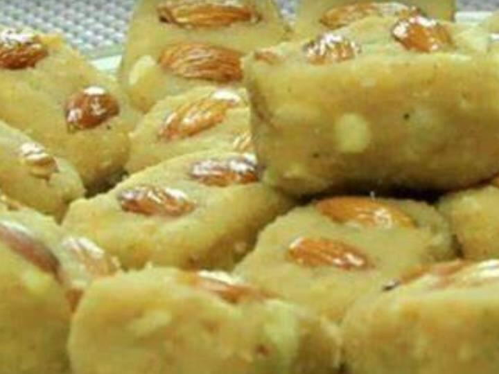 एक दूसरी कढ़ाई में, क्रम्बल किए हुए खोये को हल्का ब्राउन होने तक सूखा भून लें. इसे लगातार चलाते रहें ताकि यह पैन के तले में न लगे. (इसमें लगभग 5-6 मिनट का समय लगेगा). पैन को आंच से उतार लें. भूना हुआ मैदा डालकर मिलाएं.