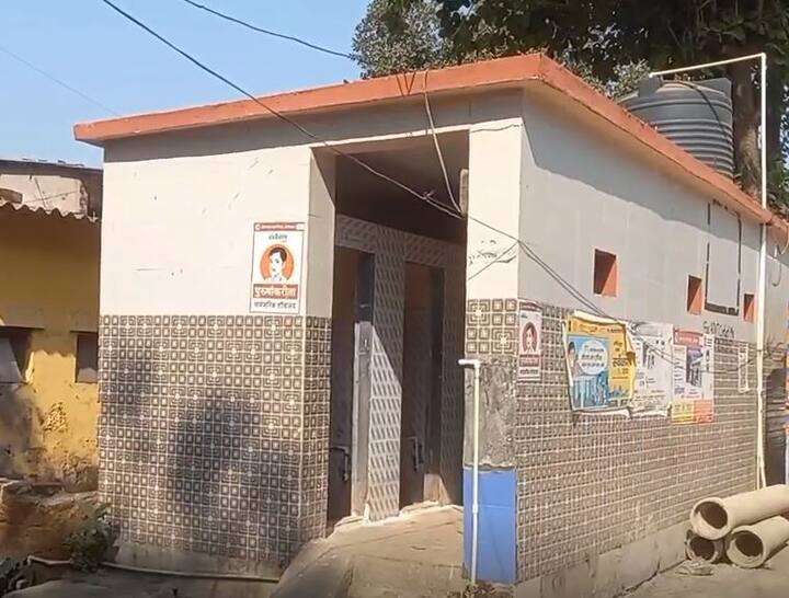 Ambernath citizens are upset because the doors of toilets are being stolen Ambarnath News : शौचालयांचे दरवाजे चोरीला जात असल्यामुळे नागरिकांची कुचंबणा, चक्क छत्री घेऊन बसण्याची वेळ