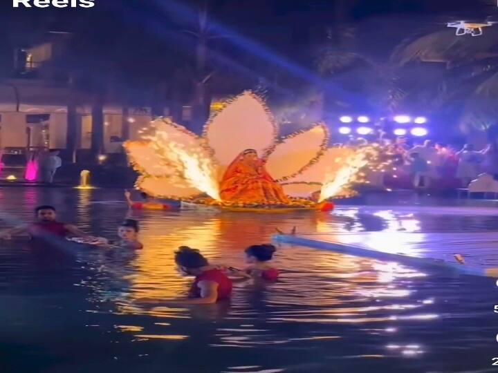 Viral Video: पानी के बीचों-बीच दूल्हा दुल्हन ने मारी ऐसी ग्रैंड एंट्री, वायरल हो गया वीडियो, लोग कर रहे ट्रोल