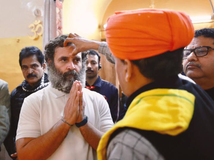 मंदिर के पुजारियों ने राहुल गांधी को तिलक लगाकर माला भी पहनाई.