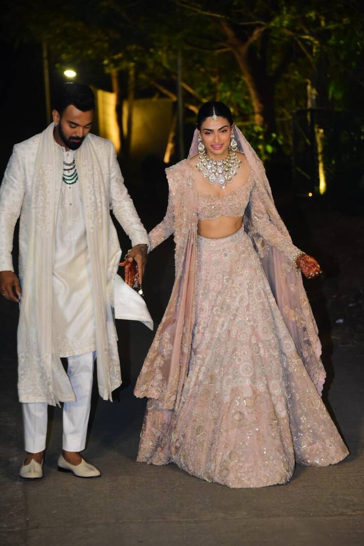 शादी के बाद कपल ने इस तरह अपनी पहली पब्लिक एपीरियंस दी. दोनों हाथों में हाथ थामें हुए पैपराजी के सामने पहुंचे.