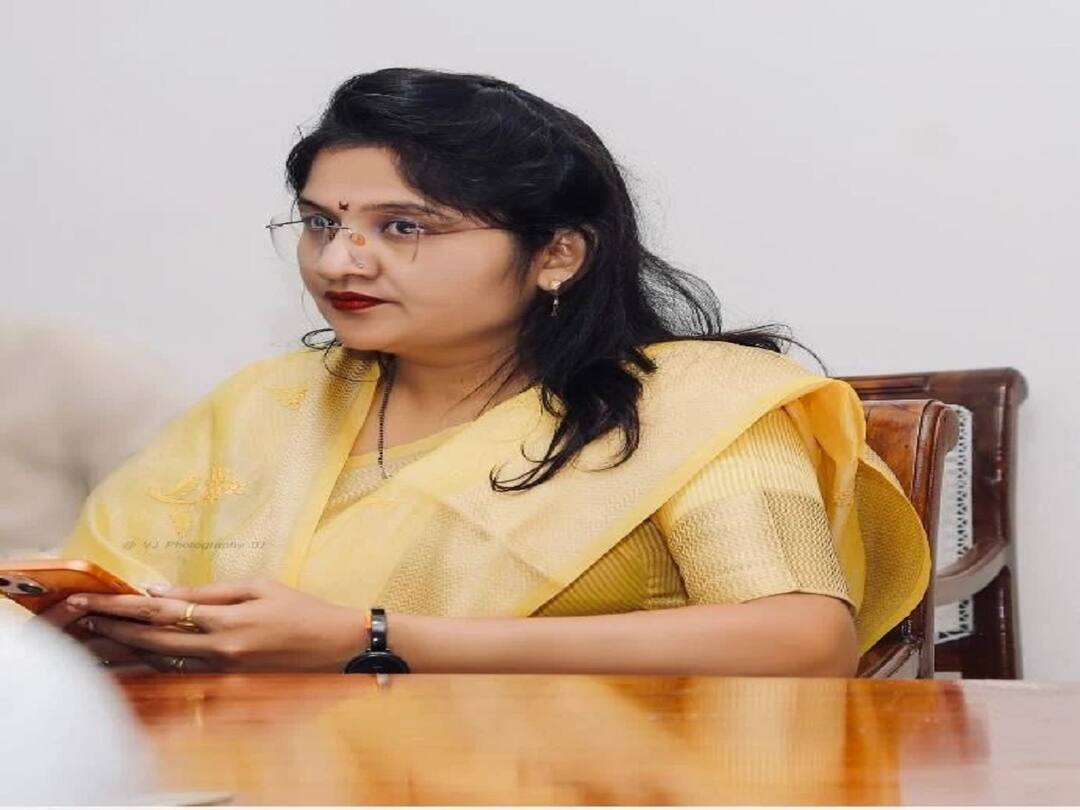 nashik MLC election news why namaskar to congress rebel candidate Satyajeet Tambe MVA candidate Shubhangi Patil told reason Nashik Shubhangi Patil : सत्यजीत तांबे यांना हात का जोडले? उमेदवार शुभांगी पाटलांनी सांगितलं कारण 