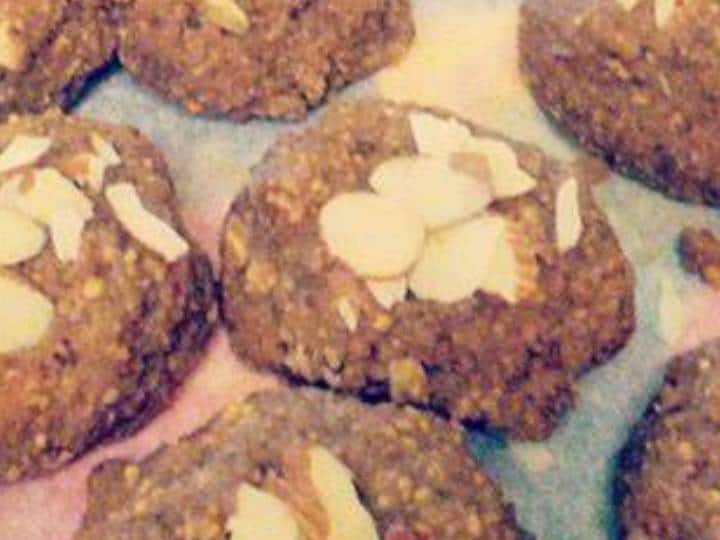 एक पैन या कढ़ाई में या मोटे तले की कढ़ाई में घी गरम करें. चने का आटा डालें और 3-4 मिनट तक या हल्का भूरा होने तक और खुशबूदार होने तक चलाएं. इसे दूसरी प्लेट में ट्रांसफर करें और एक तरफ रख दें. (यह तरल रूप में होगा लेकिन कोई समस्या नहीं है। जब आप खोया और चीनी डालेंगे तो यह सख्त हो जाएगा।.