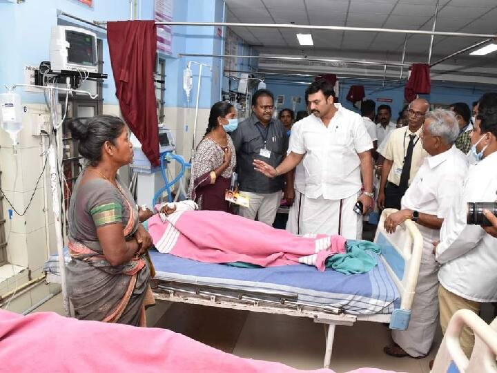 The Forest Minister personally met and consoled those who were seriously injured in the Namakkal accident and are receiving treatment at the Salem Government Hospital. Namakkal Accident:  விபத்தில் படுகாயமடைந்தவர்களை நேரில் சந்தித்து அமைச்சர் ஆறுதல்
