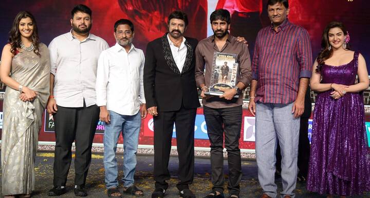 అందరూ కలిసి ఫోటోలకు ఫోజులిచ్చారు.