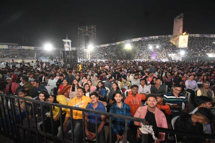 समारोपीय कार्यक्रमात धंतोली परिसरातील यशवंत स्टेडियम प्रेक्षकांनी भरला होता.