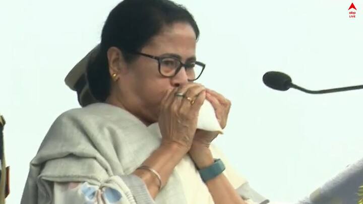 'যোজনা কমিশন তৈরি করেছিলেন নেতাজি, তুলে দেওয়া হয়েছে, দেশে কোনও পরিকল্পনা নেই। দেশের নেতাকে কারও কাছে সার্টিফিকেট নিতে হয় না। অতীতের রাজনীতিতে মাধুর্য ছিল।' বলেন মমতা।