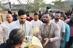 Athiya Shetty-KL Rahul Wedding: पापा सुनील शेट्टी ने ख़ुद बांटी बेटी की शादी की मिठाई...भाई अहान भी आये नजर, देखें फोटोज