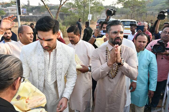 ২৩ জানুয়ারি বিশেষ দিন। নেতাজি সুভাষ চন্দ্র বসুর জন্মবার্ষিকী। আর বিয়ের জন্য এই বিশেষ দিনটিই বেছে নিয়েছিলেন রাহুল ও আথিয়া।