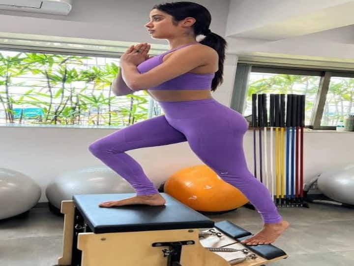bollywood actress fitness tips janhvi kapoor legs workout yoga exercise Janhvi Kapoor से इंस्पायर होकर आप भी फॉलो कर सकती हैं  Leg Workout, बेहतरीन हैं नतीजे