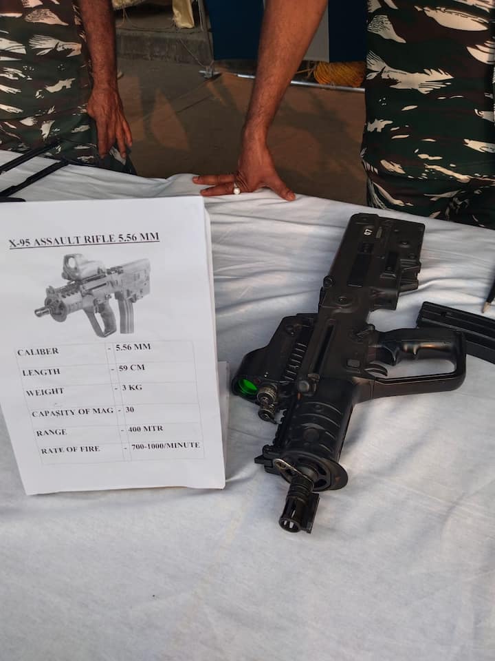 ভিআইপিদের সঙ্গে থাকেন CRPF জওয়ানরা। পরিস্থিতি সামাল দিতে এবং সংশ্লিষ্ট ব্যক্তিকে রক্ষা করতে থাকে অত্যাধুনিক যন্ত্র। এরকম ক্ষেত্রে X95 5.56 MM অ্যাসল্ট রাইফেল, এতে রয়েছে লেজার সিস্টেম। ভিড়ের সময় গুলি চালাতে সমস্যা হয়। তাই চিহ্নিত করার জন্য রয়েছে এই লেজার সিস্টেম।