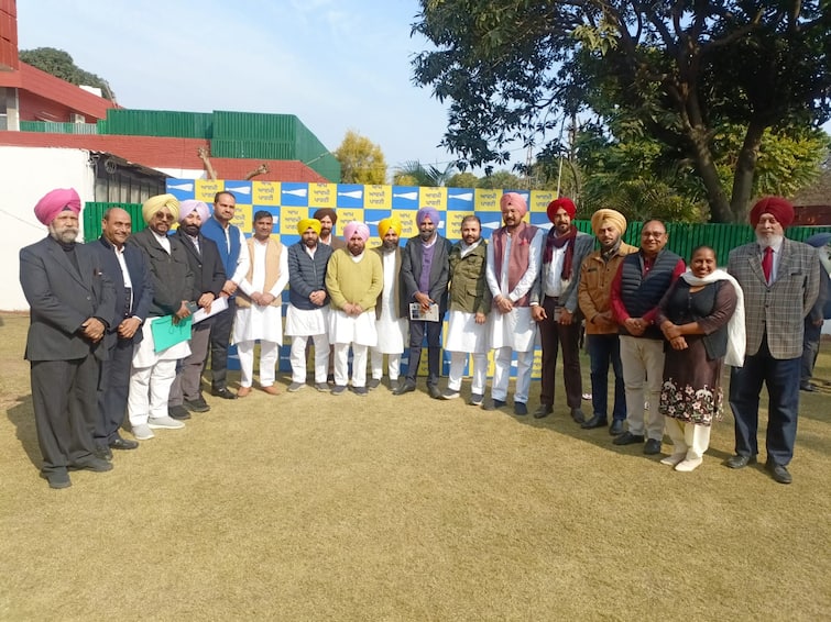 AAP Punjab General Secretary Barsat holds meeting with office bearers of various wings of the party 'ਆਪ' ਪੰਜਾਬ ਜਨਰਲ ਸਕੱਤਰ ਹਰਚੰਦ ਬਰਸਟ ਨੇ ਪਾਰਟੀ ਦੇ ਵੱਖ-ਵੱਖ ਵਿੰਗਾਂ ਦੇ ਅਹੁਦੇਦਾਰਾਂ ਨਾਲ ਕੀਤੀ ਮੀਟਿੰਗ