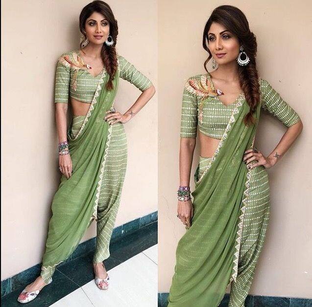 इन दिनों इंडो वेस्टर्न साड़ी का ट्रेंड भी बहुत ज्यादा चलन में है. इसमें अलग-अलग तरह से साड़ी की ड्रेपिंग की जाती है. आप धोती के साथ स्टाइलिश सी साड़ी कैरी करके इसे सीधे पल्ले में पहन सकते हैं.