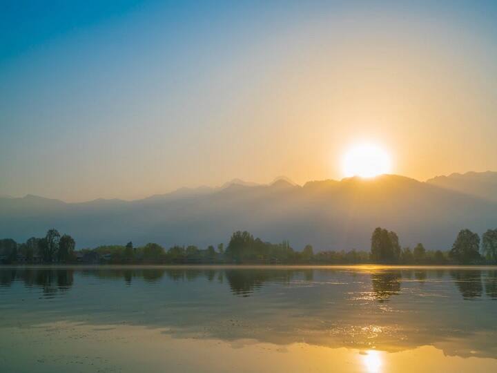 Kashmir Tour: जम्मू और कश्मीर को धरती का जन्नत माना जाता है. हर साल लाखों की संख्या में सैलानी यहां घूमने को आते हैं.