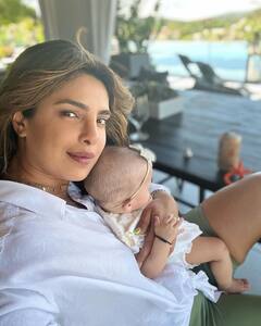 Priyanka Chopra Pics: पति निक जोनस और बेटी मालती संग चिल करती दिखीं प्रियंका चोपड़ा, लेटेस्ट फैमिली फोटो हैं कमाल