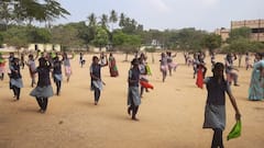 குடியரசு தின கலைநிகழ்ச்சியில் பங்கேற்க பயிற்சி பெறும் வல்லம் அரசு மாதிரி மேல்நிலைப்பள்ளி மாணவிகள்