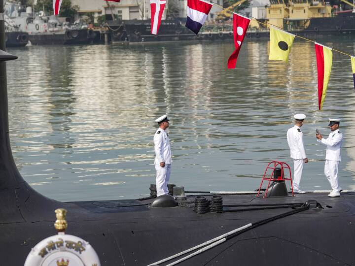 हिंद महासागर में चीन की तरफ से भारत को लगातार चुनौतियां मिल रही हैं. चीन के स्पाई-शिप और युद्धपोत तो लगातार हिंद महासागर में देखे जा ही सकते हैं साथ ही चीन अपने ओवरसीस-बेस भी बना रहा है. श्रीलंका, बर्मा, पाकिस्तान और जिबूती में चीन अपने बंदरगाह और मिलिट्री-बेस तैयार कर रहा है जिसके कारण चीनी नौसेना के युद्धपोतों की मौजूदगी भी भारत की समुद्री-सीमाओं के पास बढ़ गई है.