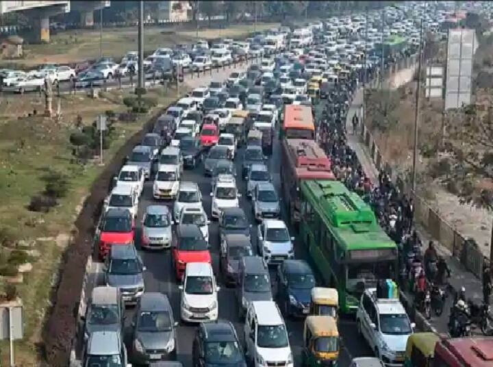 Massive traffic jam in Delhi due to curbs for R-Day parade rehearsal டெல்லியில் குடியரசு தின விழா அணிவகுப்பு ஒத்திகையால் ஸ்தம்பித்த போக்குவரத்து