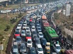 டெல்லியில் குடியரசு தின விழா அணிவகுப்பு ஒத்திகையால் ஸ்தம்பித்த போக்குவரத்து