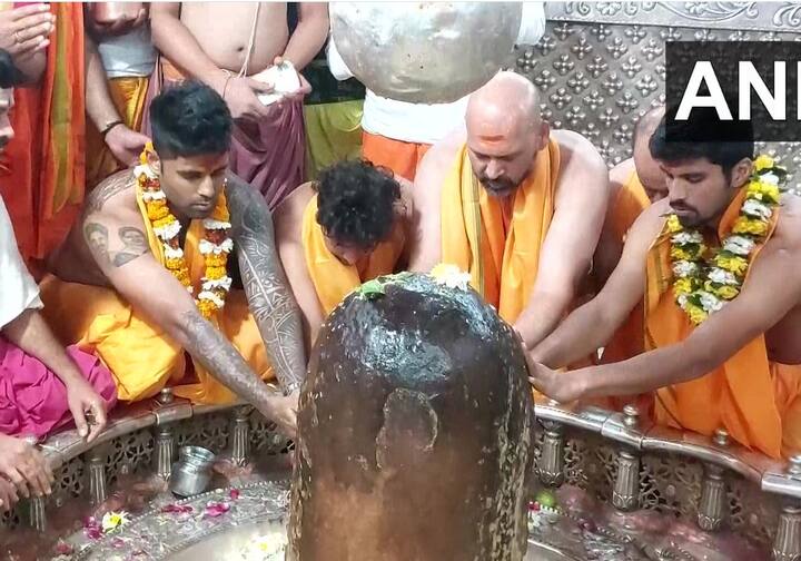 ભારતીય ક્રિકેટરો સૂર્યકુમાર યાદવ, કુલદીપ યાદવ અને વોશિંગ્ટન સુંદરે ઉજ્જૈનમાં મહાકાલેશ્વર જ્યોતિર્લિંગના દર્શને ગયા હતા.