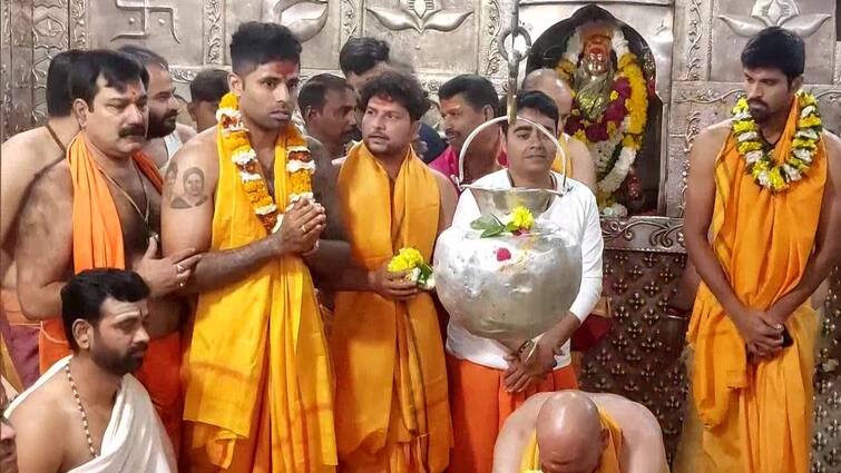 Ind vs NZ: Indian cricketers Suryakumar Yadav Kuldeep Yadav Washington Sundar at Mahakal temple Indian Cricket Team: পন্থের আরোগ্য কামনায় ম্যাচের আগের দিন মহাকাল মন্দিরে ভারতীয় ক্রিকেটারেরা