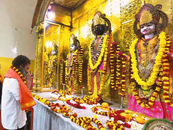जम्मू पहुंचने के बाद राहुल गांधी यहां के प्रसिद्ध मंदिरों में से एक रघुनाथ मंदिर पहुंचे और माथा टेका.