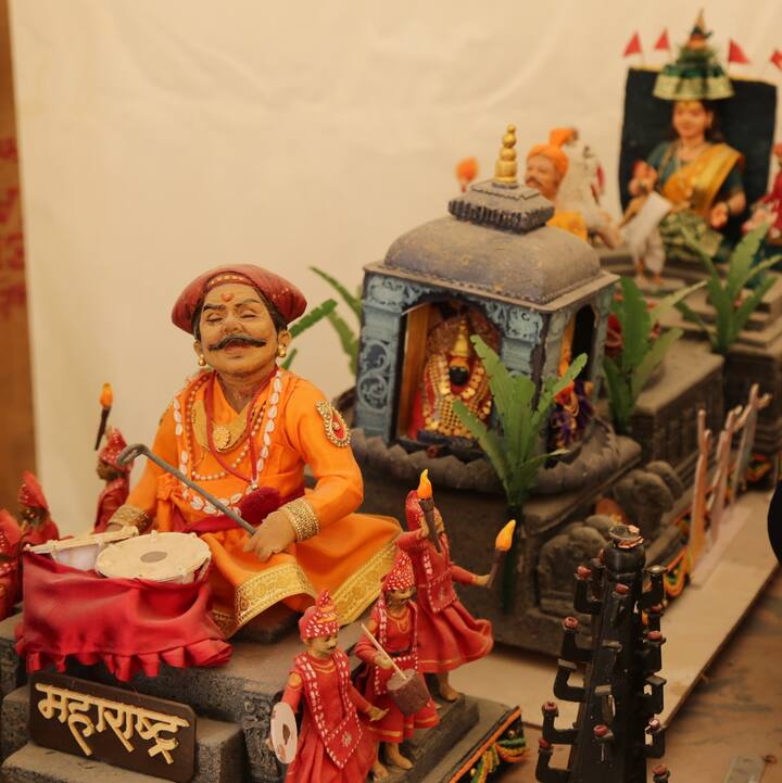 चित्ररथाच्या पुढील दर्शनिय भागास गोंधळी, देवीचा भक्त संबळ वाद्य वाजवित असल्याची मोठी प्रतिकृती दर्शविली आहे.