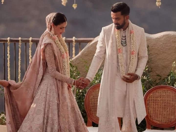 मुंबई के खंडाला में भारतीय क्रिकेटर केएल राहुल और आथिया शेट्टी ने शादी कर ली है. फिलहाल, दोनों कपल की शादी के फोटो सोशल मीडिया पर खूब वायरल हो रहे हैं.