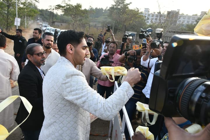 দুই তারকার ঘনিষ্ঠ মহল সূত্রে খবর, বিয়ের লগ্ন ২৩ জানুয়ারি বিকেল চারটেয়। সেই সময়ই সাত পাকে বাঁধা পড়লেন রাহুল ও আথিয়া।