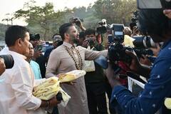 Athiya Shetty-KL Rahul Wedding: पापा सुनील शेट्टी ने ख़ुद बांटी बेटी की शादी की मिठाई...भाई अहान भी आये नजर, देखें फोटोज