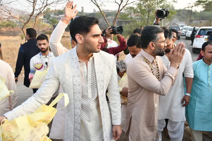 বিয়ের পরে হাতে হাত রেখে সাংবাদিকদের সামনে আসেন নবদম্পতি। হাসিতে, ভালবাসায় মাখামাখি দুজনেই। নবদম্পতিকে শুভেচ্ছা জানিয়েছেন সবাই। সোশ্যাল মিডিয়াও উপচে পড়ছে রাহুল আথিয়ার জন্য শুভেচ্ছাবার্তায়।