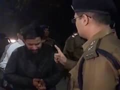 Chhattisgarh: छत्तीसगढ़ में कपल ने चलती बाइक पर किया रोमांस, पुलिस ने लगाई क्लास, देखें तस्वीरें