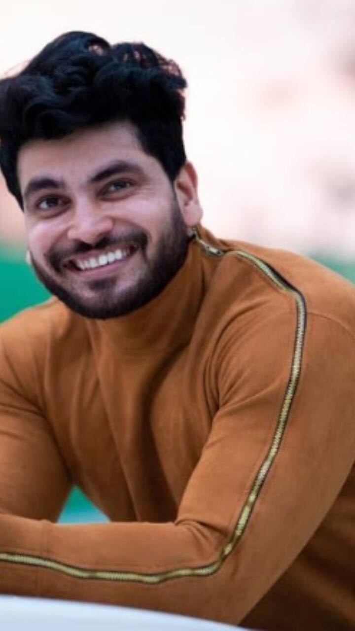मनोरंजनविश्वात येण्याआधी शिवने वृत्तपत्र विकण्याचे काम केले आहे.