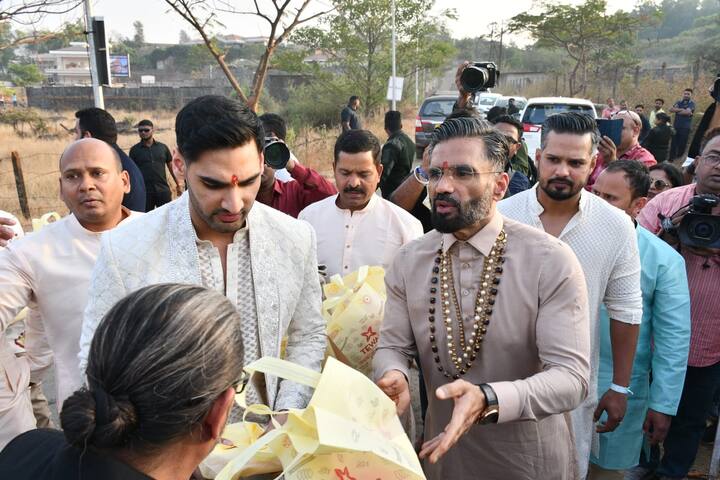 সাংবাদিক ও আলোকচিত্রীদের মিষ্টি বিতরণ করলেন সুনীল শেট্টি, জানালেন 'শ্বশুর হলাম'।