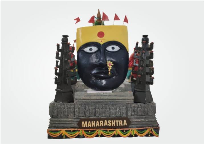 येथील छावणी परिसरातील रंगशाळेत या चित्ररथाच्या अंतिम टप्प्याचे काम सुरू आहे.