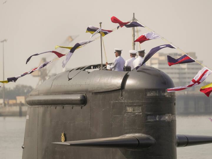 इस करार के तहत एमडीएल शिपयार्ड को फ्रांस के साथ मिलकर ये पनडुब्बियां मुंबई स्थित मझगांव डॉकयार्ड में तैयार करनी थी हालांकि, वर्ष 2012 तक नौसेना को पहली सबमरीन मिल जानी चाहिए थी, लेकिन पहली स्कॉर्पीन क्लास पनडुब्बी, कलवरी 2017 में ही भारतीय नौसेना को मिल पाई थी. खंडेरी वर्ष 2019 में नौसेना की जंगी बेड़े में शामिल हुई थी और करंज 2021 में मिली थी. वेला इसी साल नौसेना के जंगी बेड़े में शामिल हुई थी.