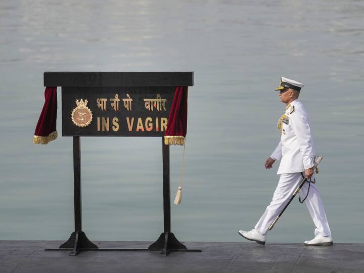 इस क्लास की छठी पनडुब्बी, वगशीर के इन दिनों समुद्री-ट्रायल चल रहे हैं. इस साल यानी 2023 के अंत तक मिलने की उम्मीद है. खास बात ये है कि पिछले 24 महीनों में भारतीय नौसेना को तीसरी पनडुब्बी मिली है. दरअसल, भारतीय नौसेना ने वर्ष 2005 में प्रोजेक्ट 75 के तहत फ्रांस के साथ छह स्कॉर्पीन पनडुब्बियों को बनाने का करार किया था.